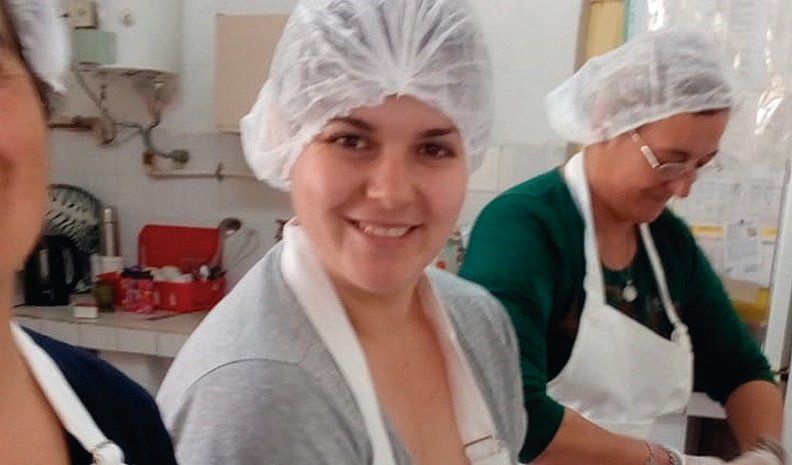 Las mujeres a cargo de la panificación, en plena producción. Sus productos son consumidos por los abuelos del hogar de ancianos.