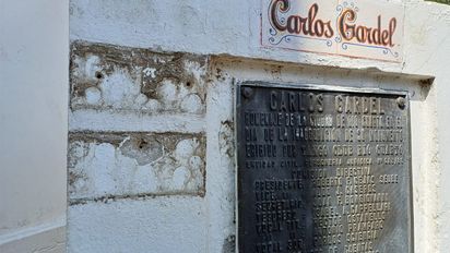 El monumento a Carlos Gardel fue víctima del robo de placas