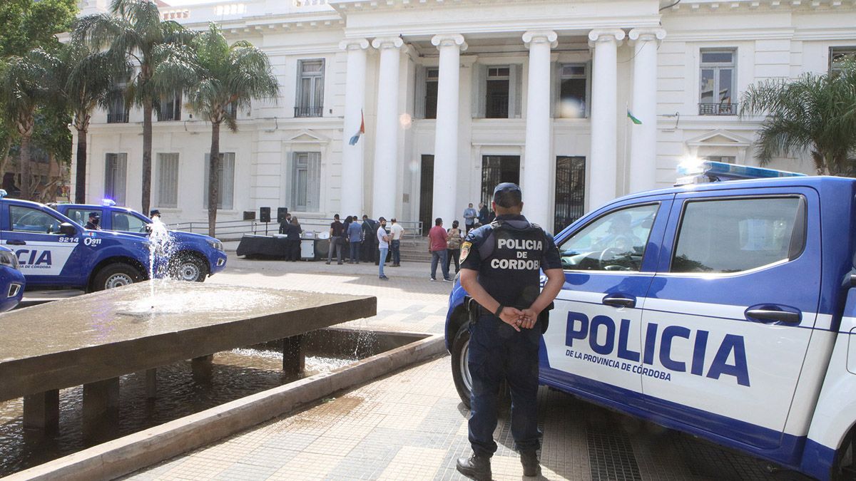 El acto se llevó a cabo frente al Palacio Municipal.