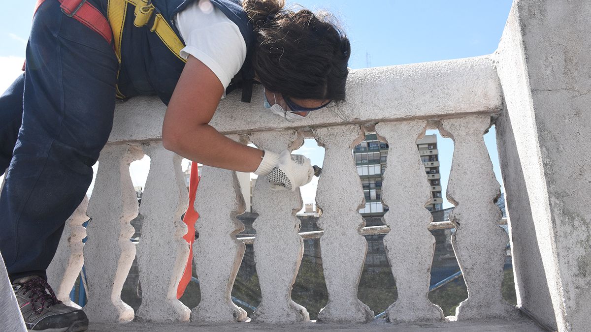 La reparación de la fachada implica la realización de trabajos a gran altura. Fotos: Estela Zogbe