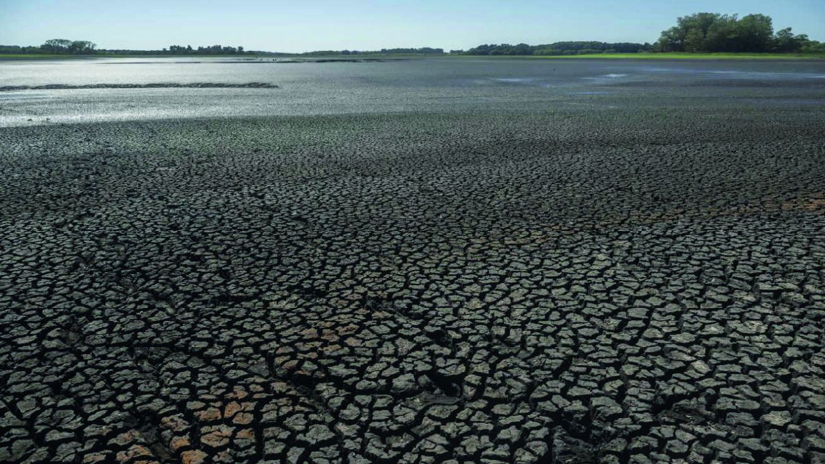 Uruguay: Una crisis hídrica sin precedentes por ausencia de lluvias y la falta deplanificación e inversiones del gobierno de centroderecha del presidenteLacalle Pou tiene en vilo a los uruguayos
