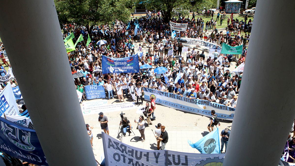 Muchos manifestantes participaron en la ciudad de la marcha contra el gobierno de Milei. Foto: Matías Tambone.