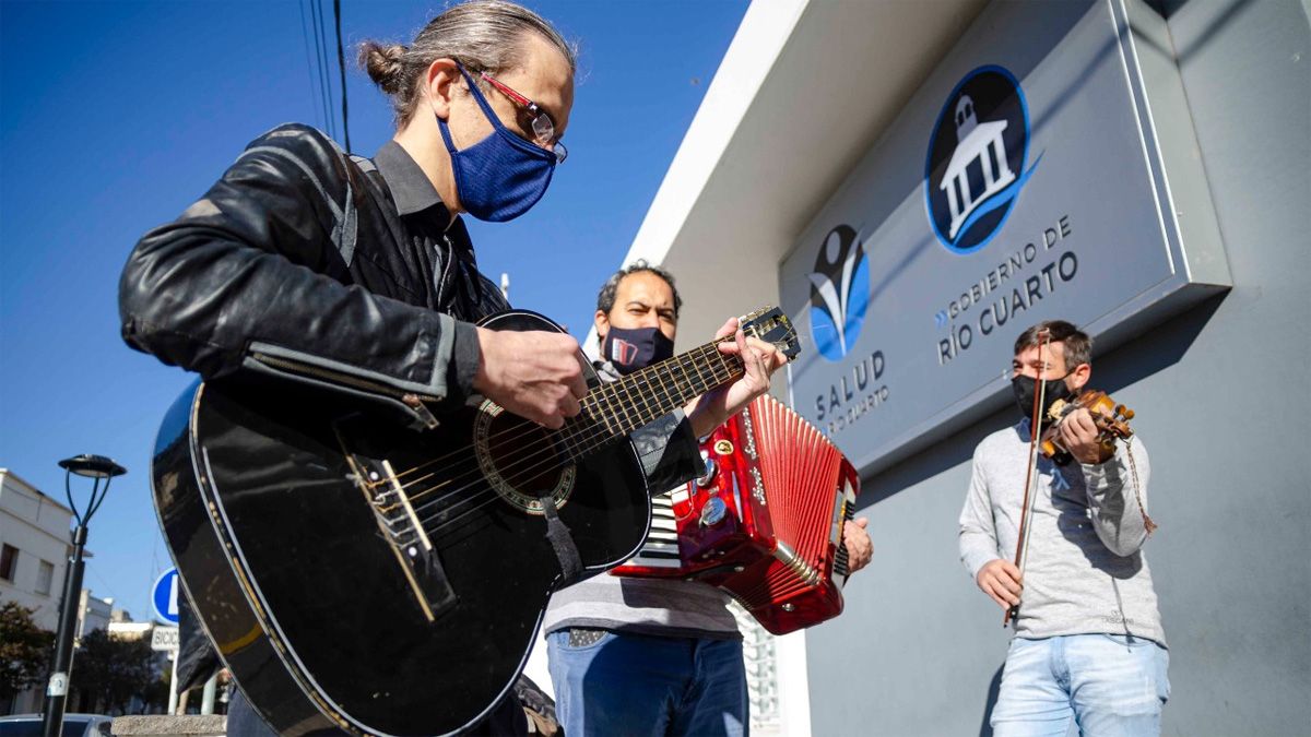En el Centro de Salud también entonaron el Himno.