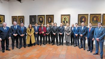 Milei lleva a 12 gobernadores a París para mostrar apoyo político