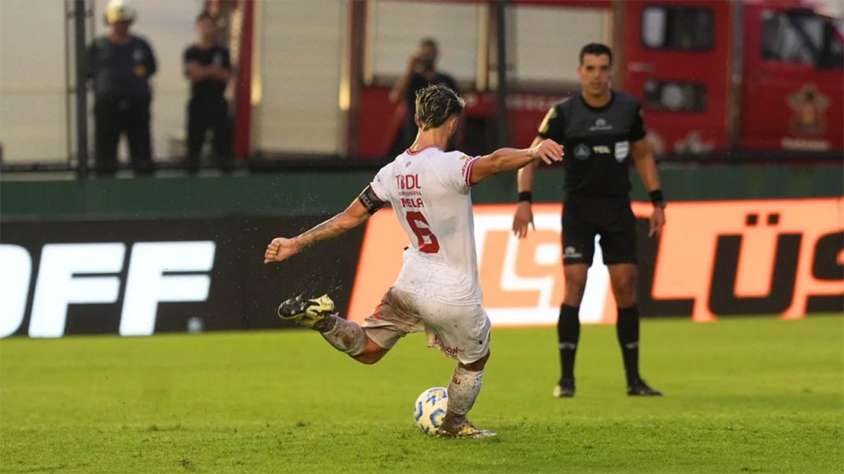 Rodrigo Insua a punto de rematar el penal que le dará el empate final a su equipo.