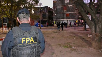 Tres detenidos por comercializar cocaína y marihuana en una plaza de barrio los olmos