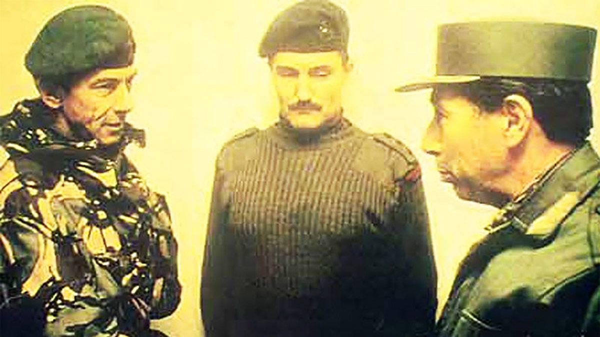 Los generales Jeremy Moore (comandante inglés) y Mario Benjamín Menéndez (gobernador militar de las islas) establecen el alto al fuego y la consiguiente rendición.