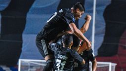 El festejo de Deportivo Riestra.