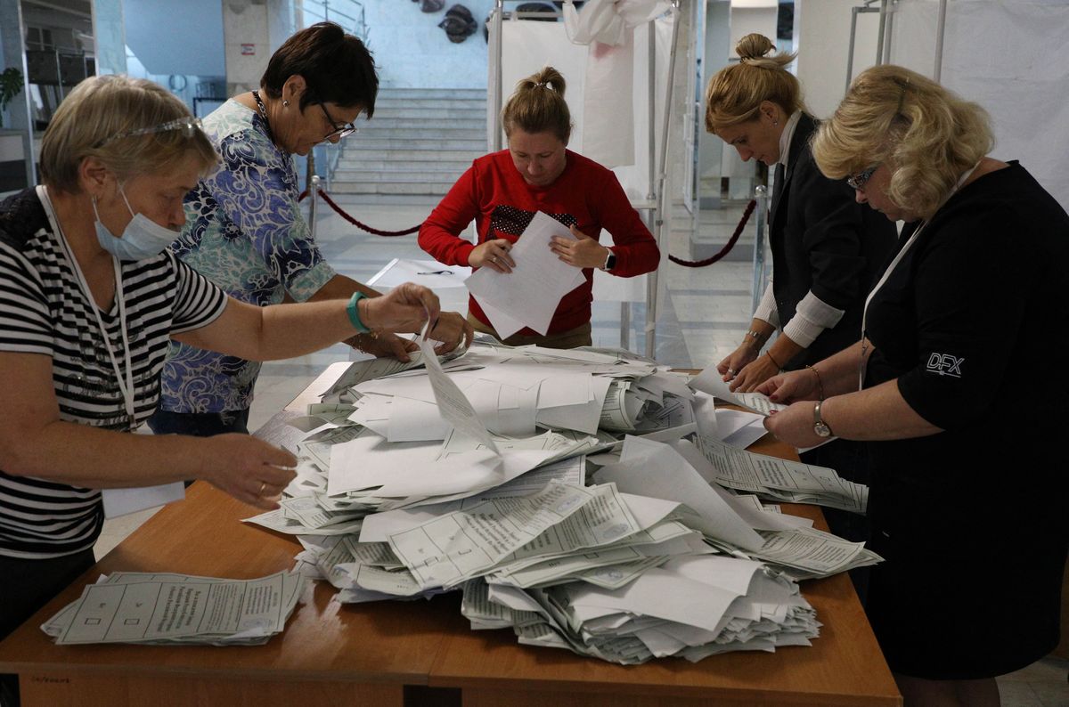 Autoridades prorrusas realizan el escrutinio del referéndum realizado en Crimea. 