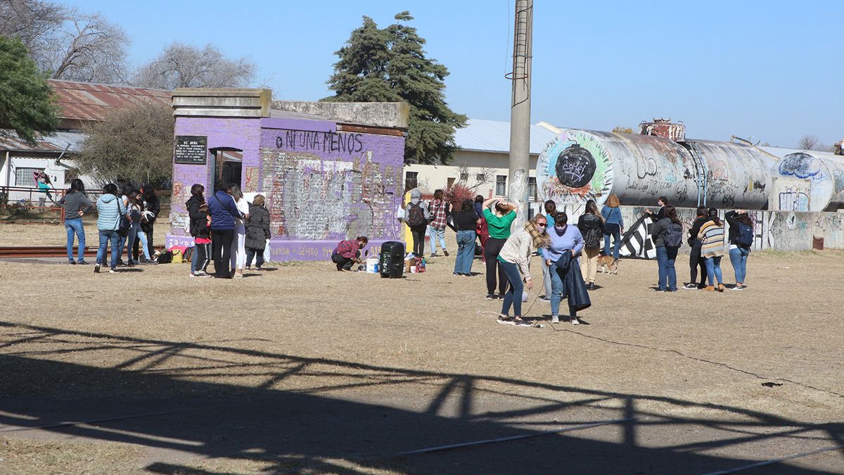 Familiares y amigos de Mónica Ordóñez pintan un mural en la casilla donde fue encontrado el cuerpo de la mujer.