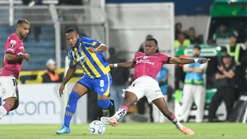 Jaminton Campaz encara ante la entrada de Justin Lerma.