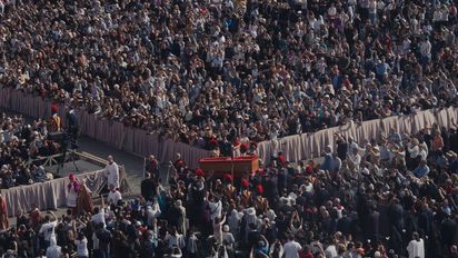 Una multitud de fieles despide a Francisco