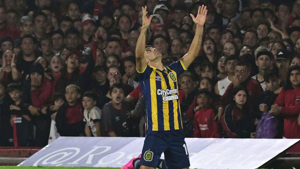 Ignacio Malcorra festaja su gol con el que Central se impuso por 1 a 0 a Newells en el clásico rosarino