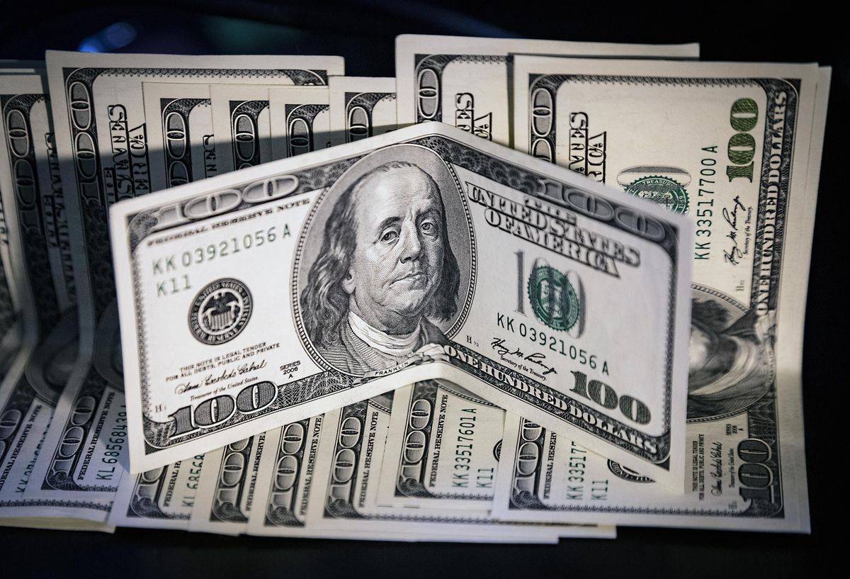 El dólar blue subió y quedó más cerca de su nivel récord
