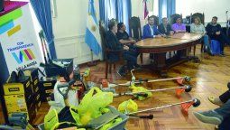 Catorce trabajadores despedidos  de la Fábrica Militar realizarán tareas de limpieza en los barrios