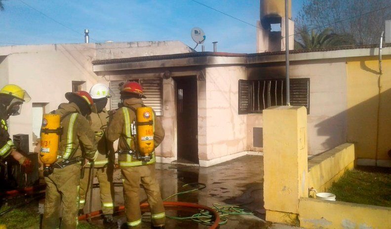 Salvan a una mujer mientras se incendiaba su casa en La Carlota