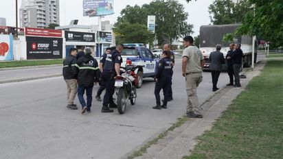 Intentaron robarle la moto y los repelió a balazos: murió uno de los presuntos delincuentes