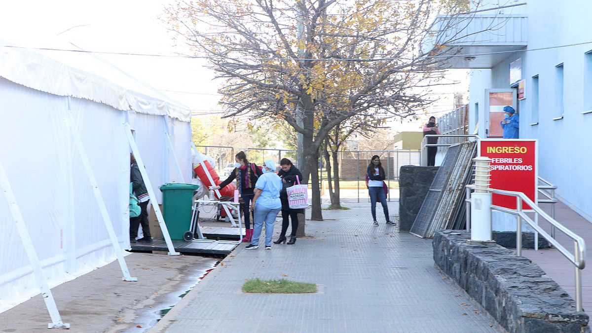 La carpa prehospitalaria empezó a recibir los primeros pacientes.