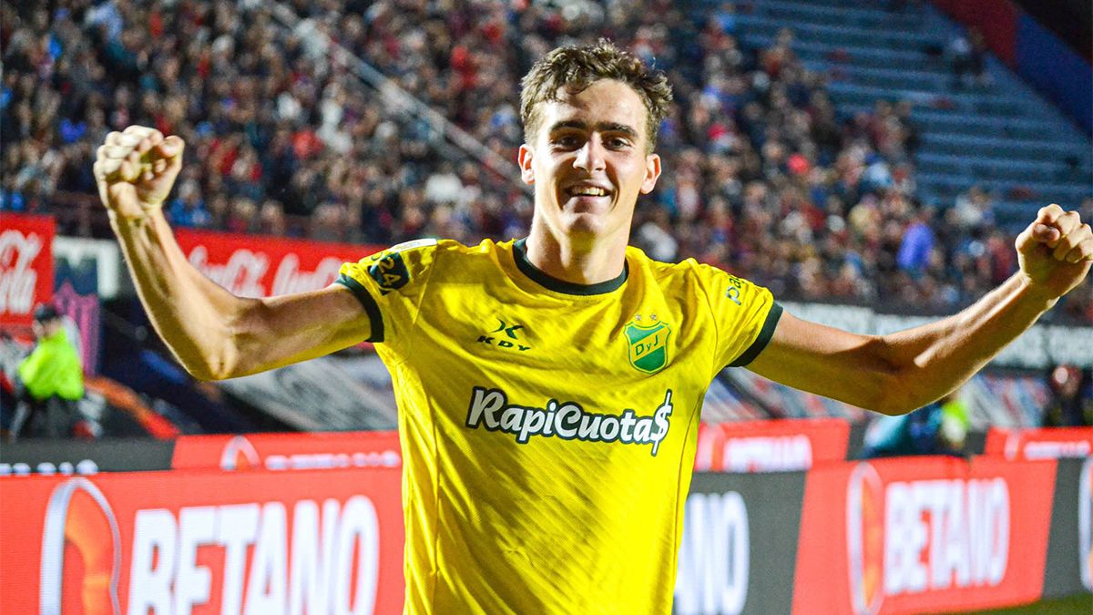 Ezequiel Cannavo festeja su gol, el primero de los dos con que Defensa y Justicia ganó a San Lorenzo por 2-0 de visitante&nbsp;