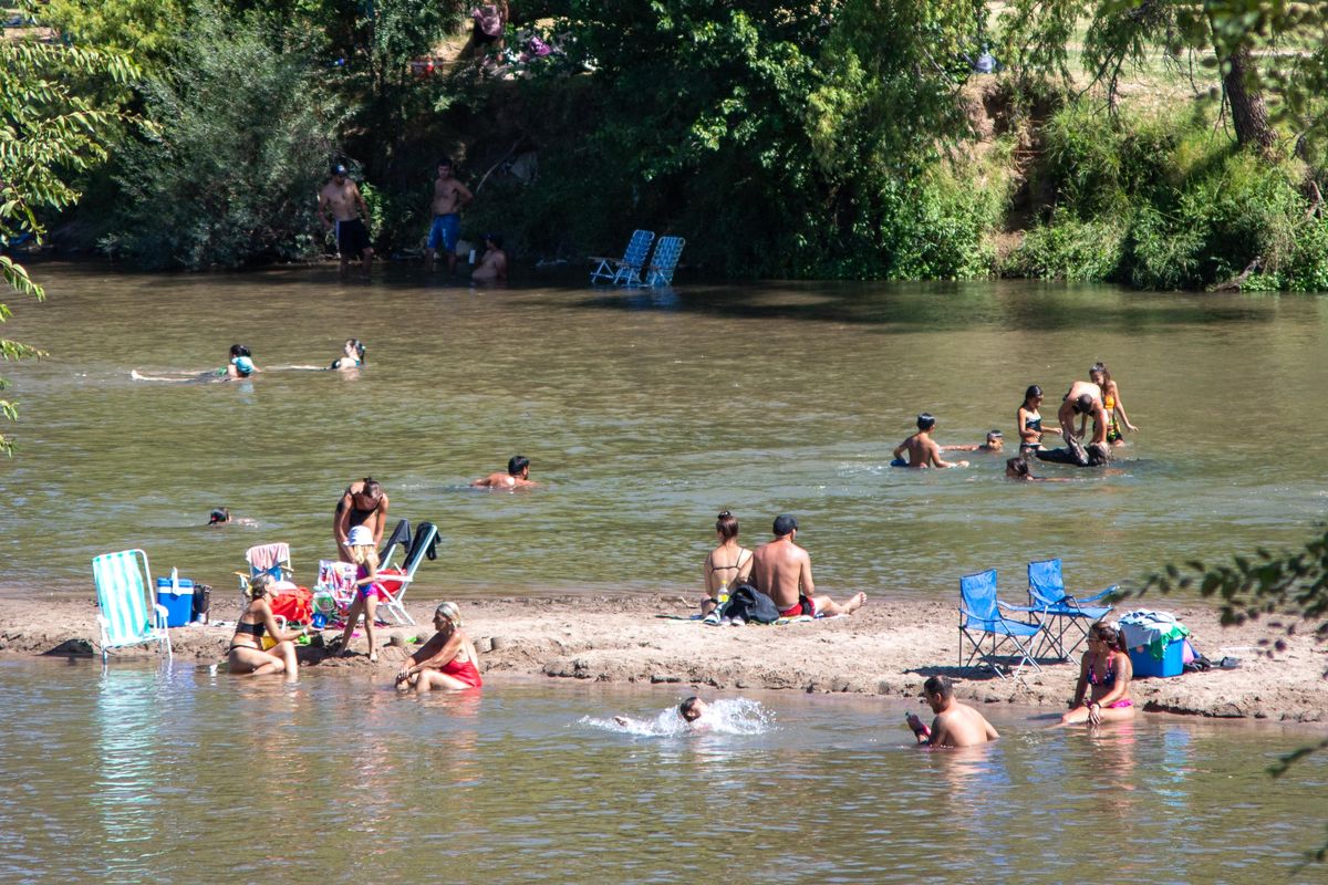 El río sigue siendo el lugar elegido por muchos villamarienses para refrescarse. Piden evitar hacerlo entre las 11 y las 16 o 17 horas. 
