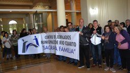 Jubilados municipales reclaman que les paguen el bono; el Municipio lo rechaza