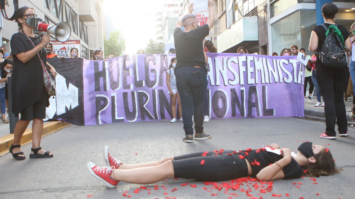 Con intervenciones artísticas se reflejó la problemática de la violencia de género.