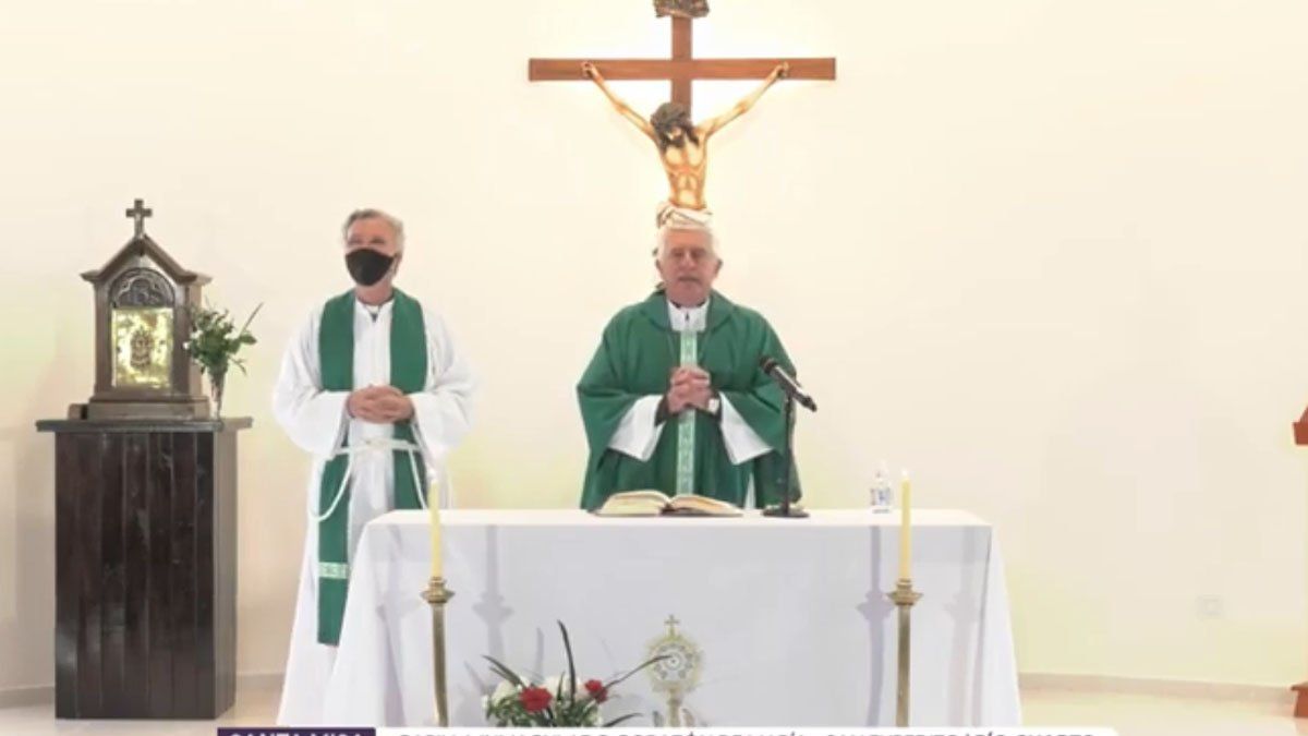 Monseñor Uriona presidió la santa misa junto al padre Bosco.