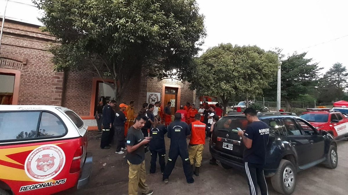 Los bomberos utilizaron perros y drones en la búsqueda.