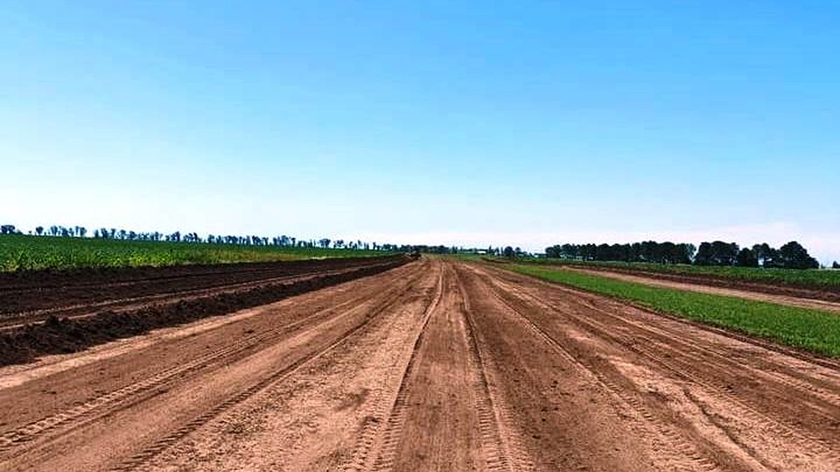 Ya empezaron las tareas de preparación y nivelación del terreno en la pista del Aeroclub de Huinca para comenzar la pavimentación.