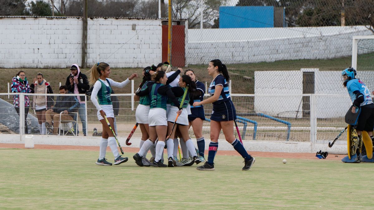 El festejo del primer gol converitdo por Guillermina Domínguez. Foto PPC
