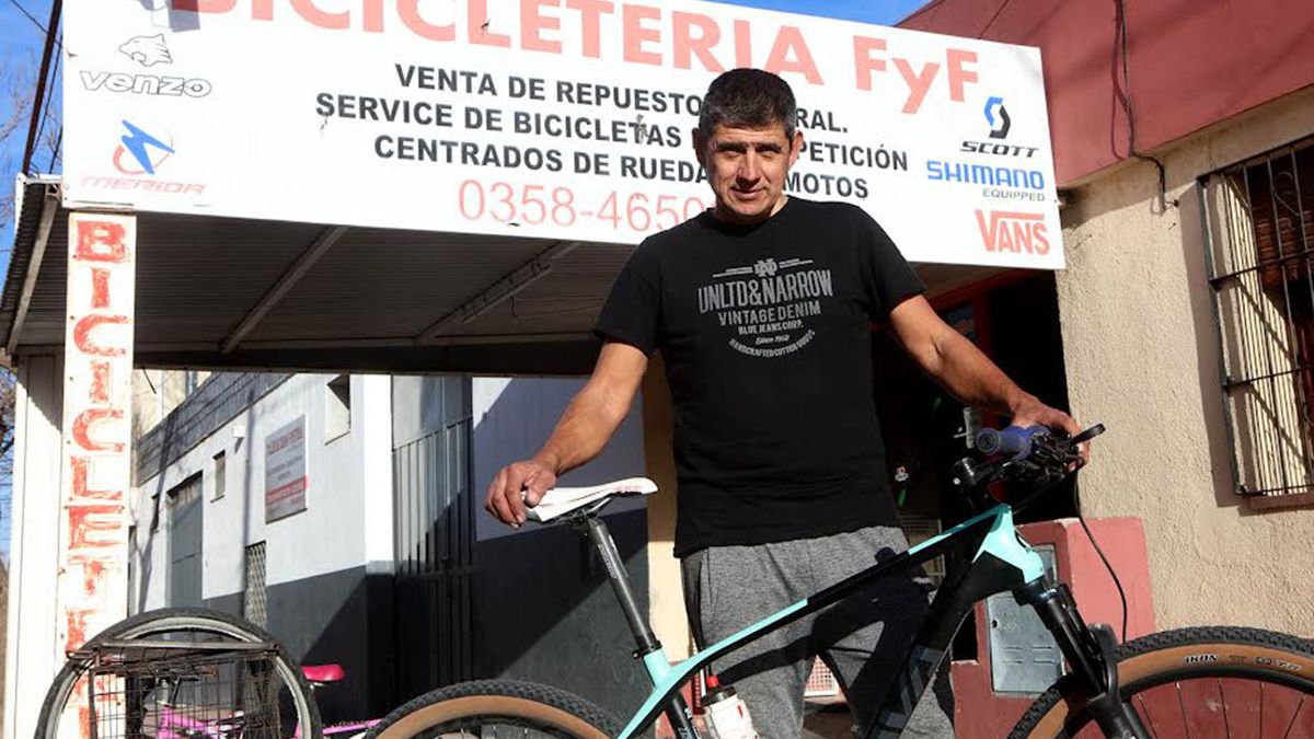 Jos Fabi n Felicevich comenz compitiendo como ciclista y su