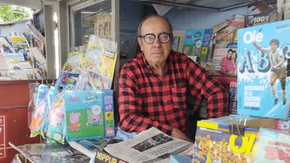 Oscar Calderón, el canillita que lleva más de 70 años en su kiosco