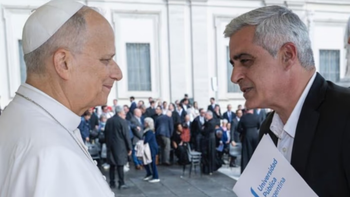 Financiamiento universitario: le entregaron una carta al papa León XIV