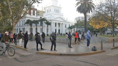 Beneficiarios que cobran en el Correo colman Plaza Olmos