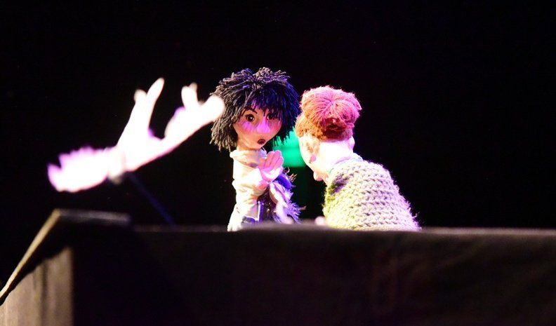 Los títeres de guante y varilla fueron los protagonistas de la historia en “Pájaros prohibidos”.