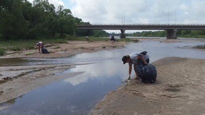 Voluntarios realizaron una nueva jornada de limpieza del río