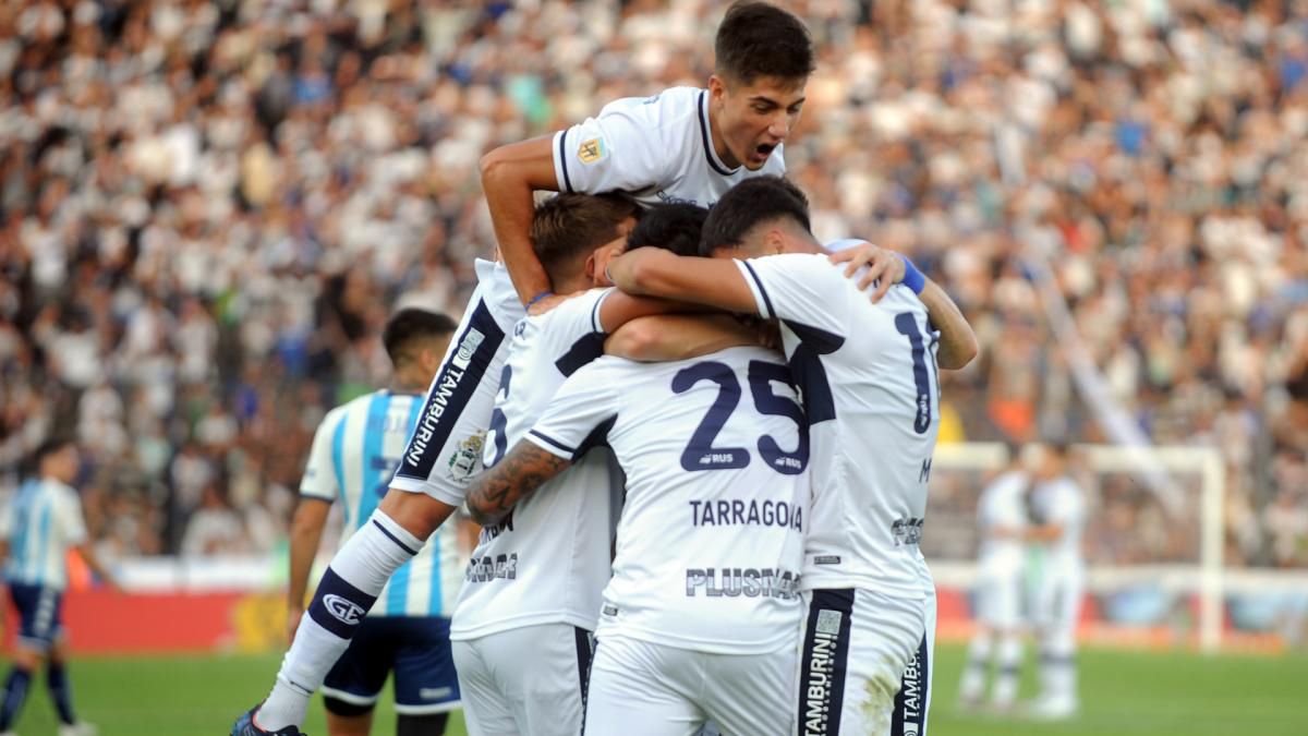Contundente triunfo de Gimnasia ante Racing para salir del fondo de la tabla
