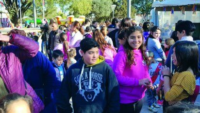 Villa Nueva: Gran cantidad de niños en la celebración en la Plaza