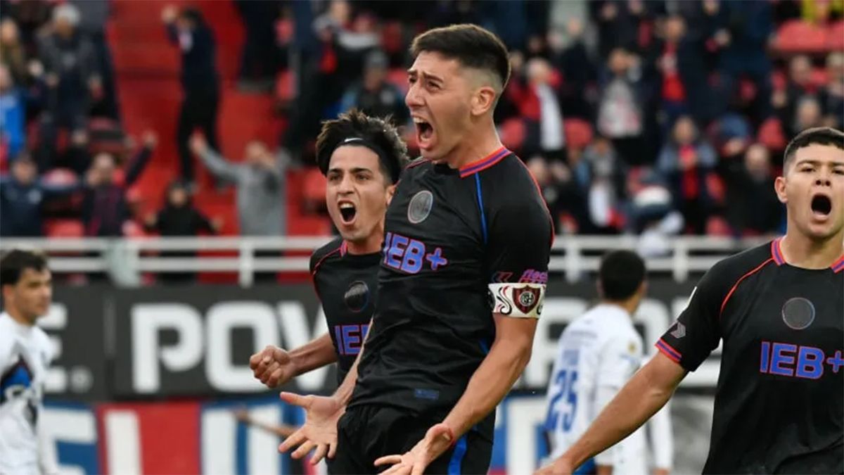 Tonga Hernández grita su gol. San Lorenzo venció a Godoy Cruz 2 a 0 en el Bajo Flores