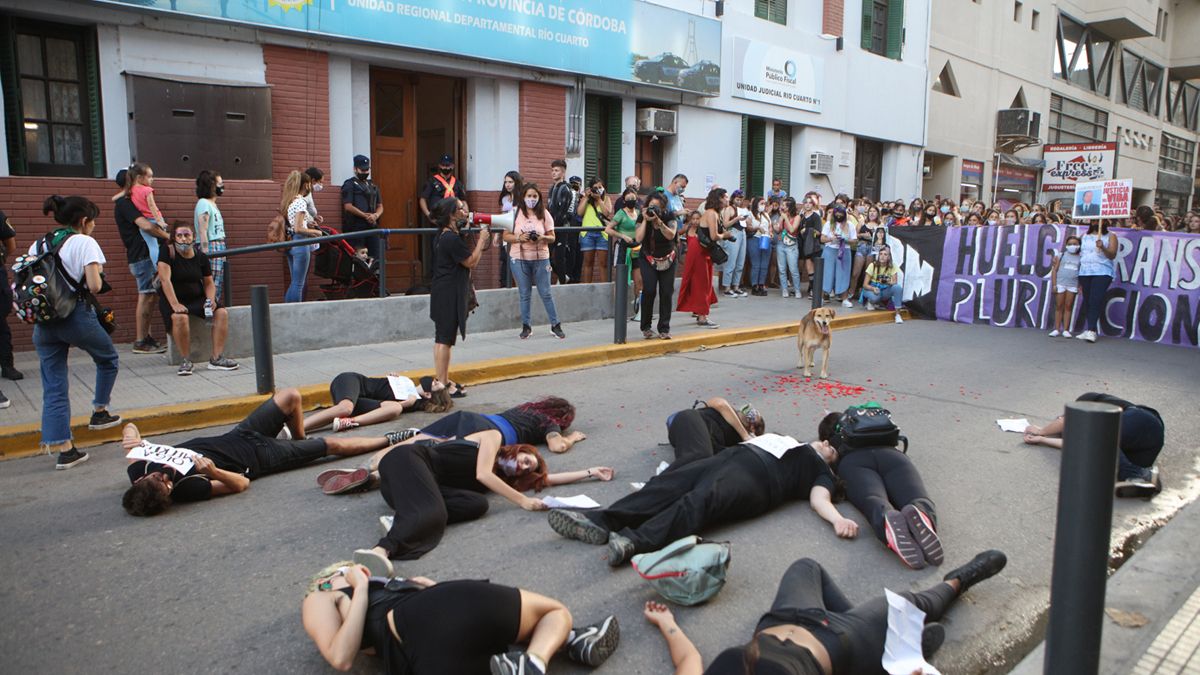 Frente a la Departamental también se expusieron los reclamos.