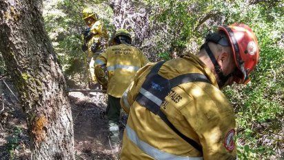 Incendio en El Bolsón: el fuego encerró a bomberos cordobeses y debieron ser rescatados