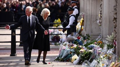 Una multitud ovacionó al rey Carlos III frente al Palacio de Buckingham