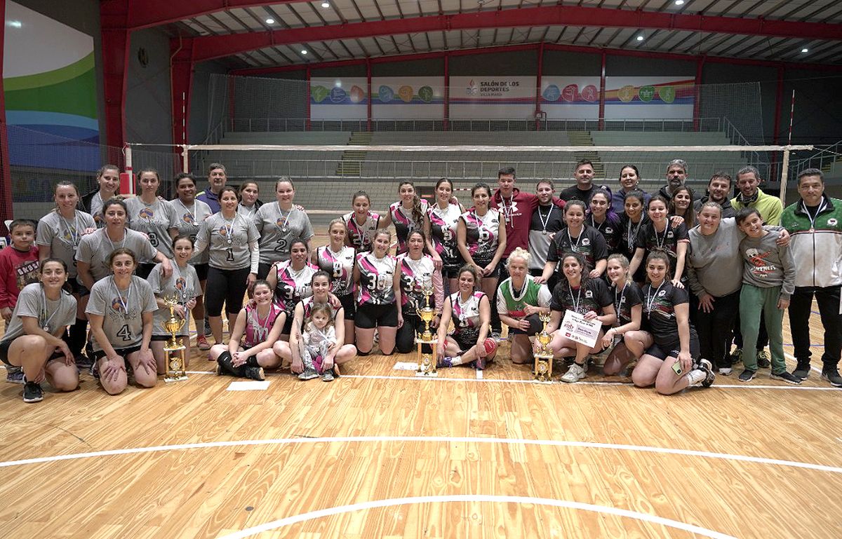 Las mejores de la Liga Municipal Femenina de Vóley: Varieté derrotó a Eclipse en la final. 