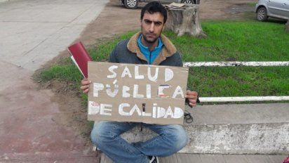 Para protestar por el servicio público de salud en Huinca, inició una huelga de hambre frente al Hospital