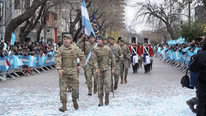 Las mejores imágenes del desfile cívico-militar por el 25 de mayo en la ciudad