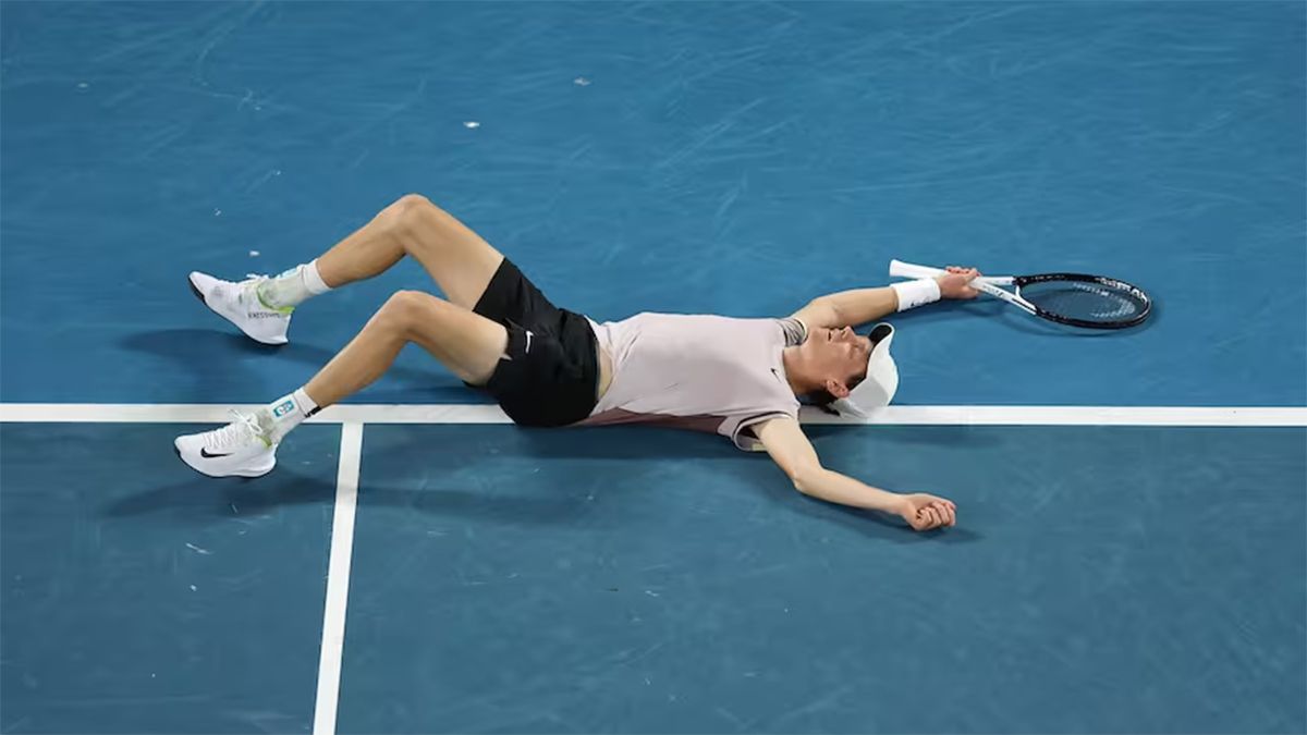 El festejo de Jannik Sinner (22 años), luego de su triunfo a Daniil Medvedev en la final del Abierto de Australia, logrando su primer título de Grand Slam