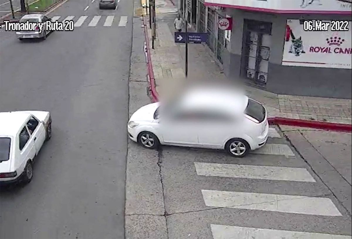 Un conductor va en contramano en una de las calles de Córdoba. La imagen fue captada por el sistema de monitoreo.