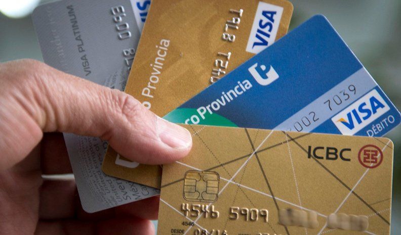 La gente recurre a la tarjeta de crédito hasta para la compra de productos básicos.