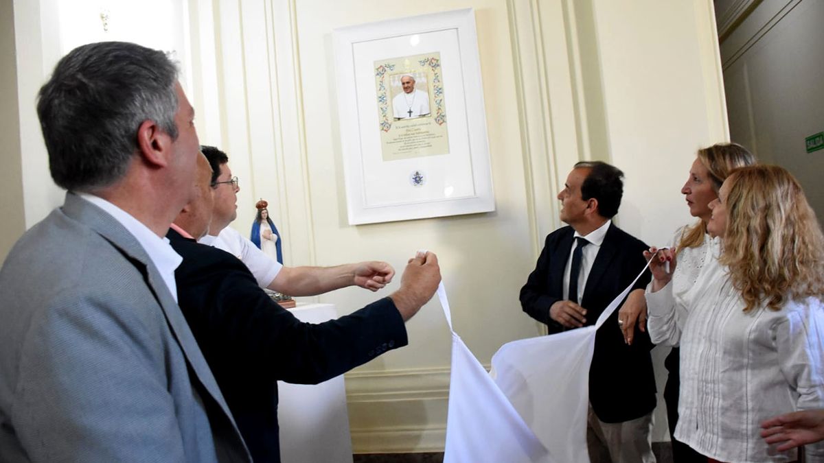 Descubren en el hall de la Municipalidad el pergamino papal. Foto Prensa Municipalidad 