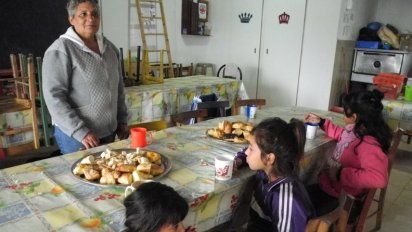 Reciben a diario para merendar a más de 50 niños, pero no tienen ayuda